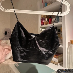 Satin topp - Nelly - •Aldrig använt •Xs