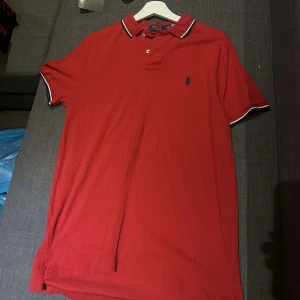 Ralph lauren pike  - Säljer nu den här Ralph lauren piken pga att jag inte andvänder den längre den är i bra skick och har inge defekter och inte mycket andvänd perfekt nu till sommaren!