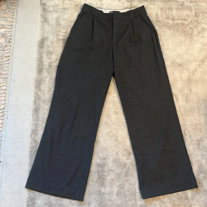 Mönstrade kostymbyxor  - Byxorna är i bra skick och säljer då jag inte använder dem längre.  Är 161cm så har sytt upp dem för att de ska passa perfekt i längden, vilket de gjorde! 