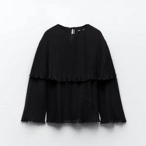 Zara tröja  - Svart zara tröja med knytning i ryggen. Inga defekter och nästan oanvänd. Org pris: 179 kr