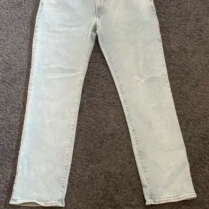 Ett par ljus blå jeans från H&M som ej kommer till användning längre då de är för stora, skicket är bra och har inga defekter, skick 8/10. Modellen heter Regular Fit. Priset går och diskutera, skriv för frågor och funderingar;)