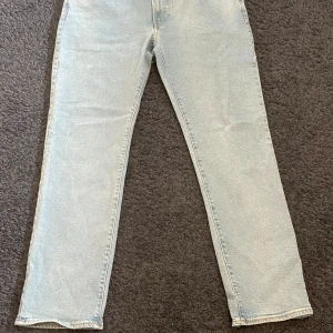 Jeans  - Ett par ljus blå jeans från H&M som ej kommer till användning längre då de är för stora, skicket är bra och har inga defekter, skick 8/10. Modellen heter Regular Fit. Priset går och diskutera, skriv för frågor och funderingar;)