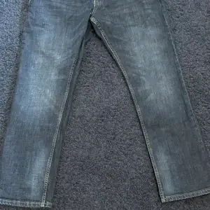 Jeans köpte på Kappahl som knappt använts, skick 9/10. Modellen heter Hank/Regular Fit. Priset går att diskuteras, hör av dig om frågor och funderingar;)