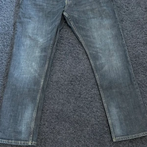 Jeans - Jeans köpte på Kappahl som knappt använts, skick 9/10. Modellen heter Hank/Regular Fit. Priset går att diskuteras, hör av dig om frågor och funderingar;)