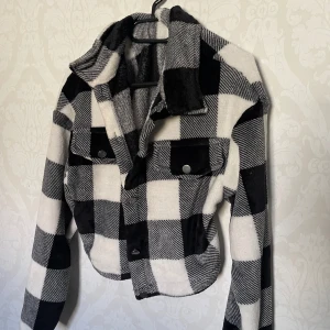 Höst/vår jacka  - Mjuk jacka från Shien! Använt fåtal gånger. Bra skick:) 