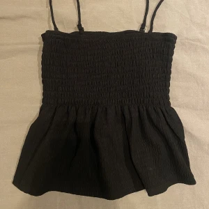 Svart topp Gina tricot  - Säljer denna svarta sommar topp från Gina tricot jag endast använt en gång💕Small