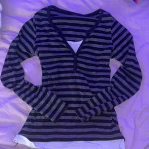 Randig vintage tröja  - I väldigt bra skick, finns ej i butik längre. M men passar S