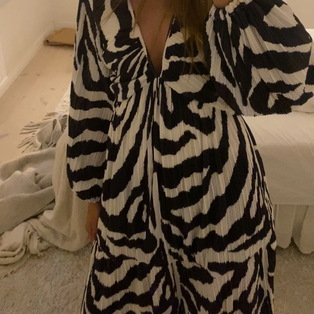 intressekoll på min helt nya supersnygga zebra klänning som jag aldrig använt!!🙌🏽den är helt slutsåld på hemsidan! 💗 säljer endast för bra pris och skriv för fler bilder!. Klänningar.