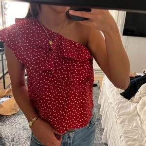 Topp - Supersöt röd one shoulder topp❤️hittar inget märke i toppen så vet tyvärr inte vart den är ifrån…den är i ett mycket fint skick!