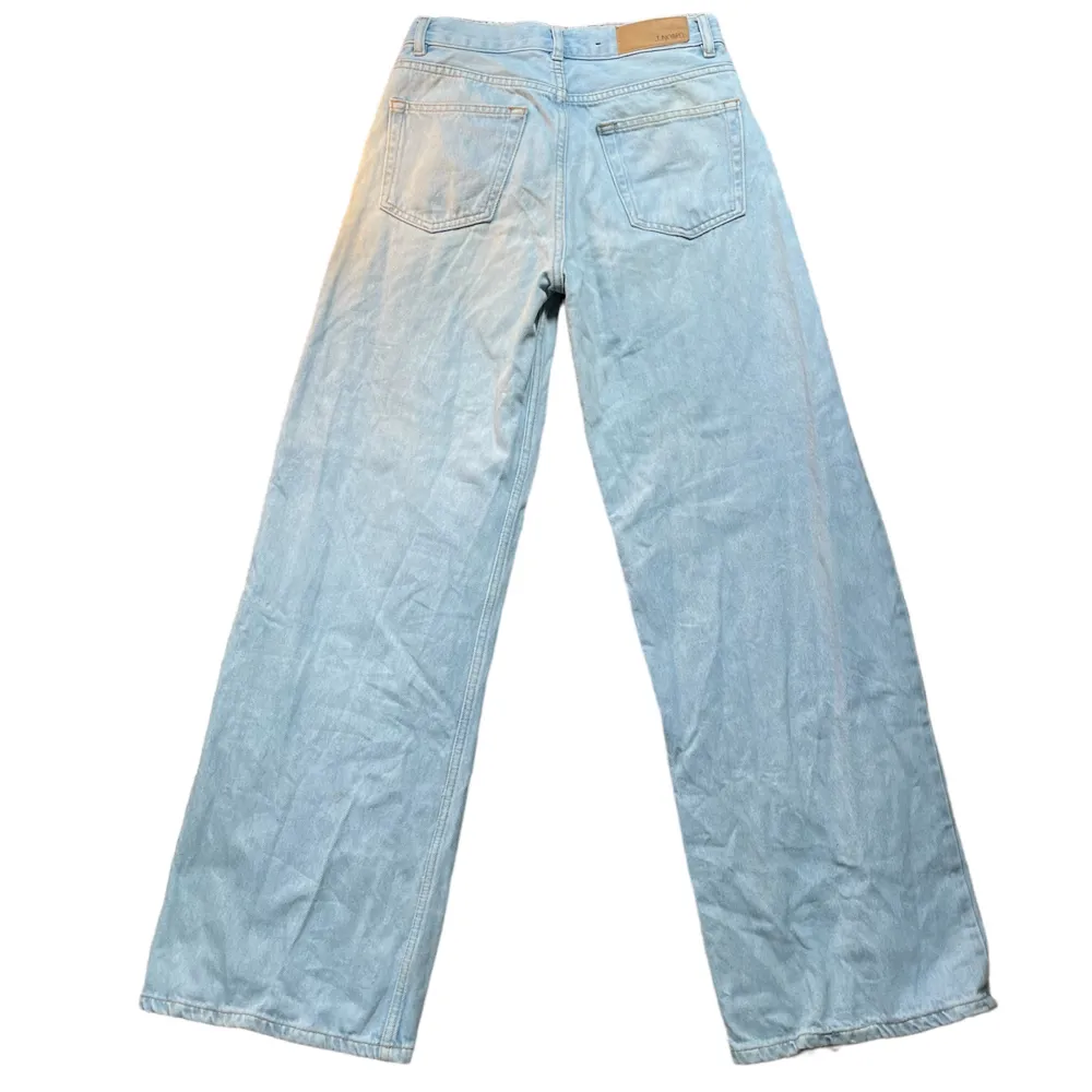 Baggy jeans från junkyard i fint skick. Benöppning: 26,5cm ytterben: 105cm innerben: 77cm midja: 35,5cm. Jeans & Byxor.