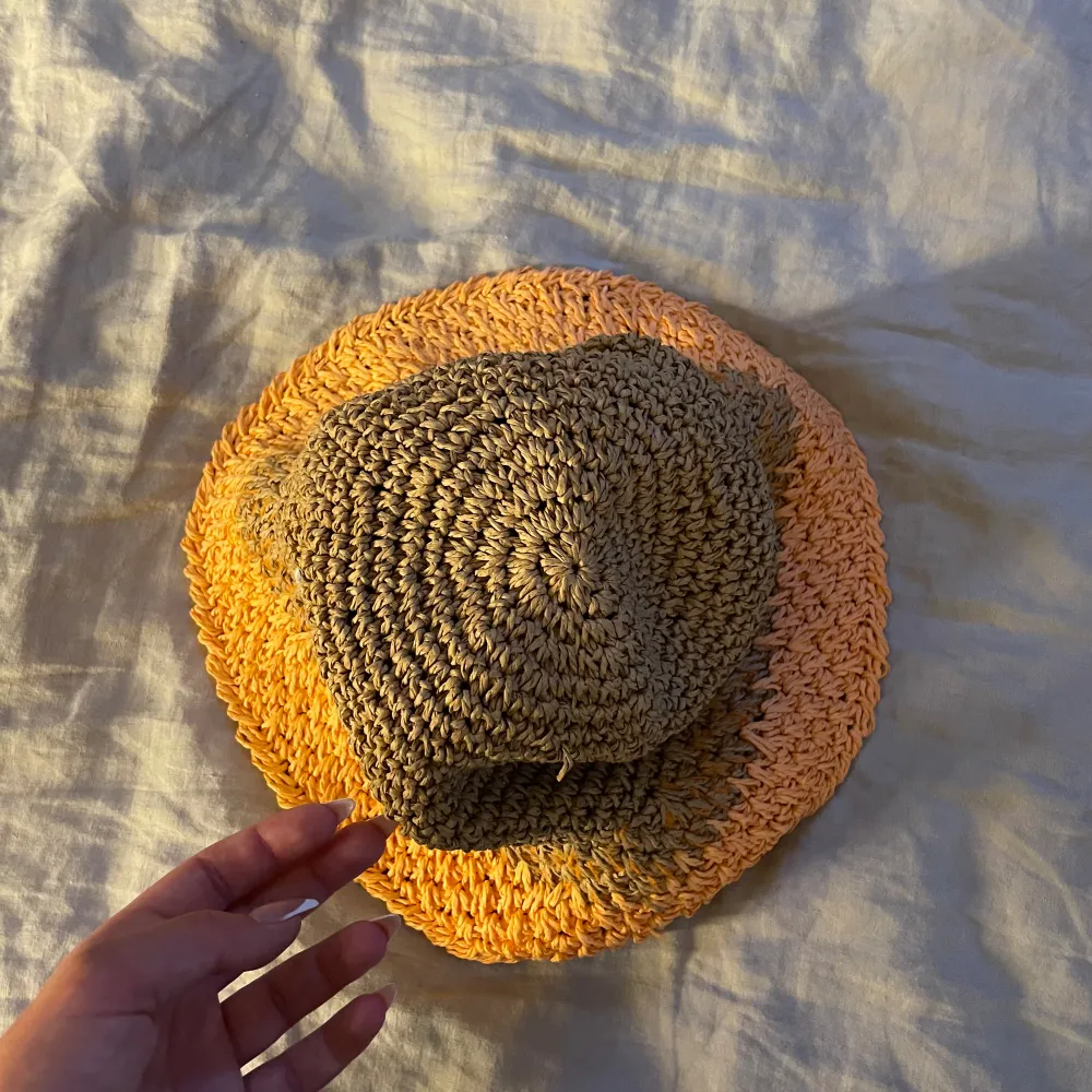 Säljer denna virkade hatten från Ganni super fin aldrig använt men passade inte mitt huvud 🧡💛. Accessoarer.