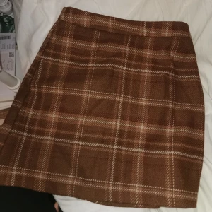 Rutig brun pencil skirt - Fin pencil skirt, ull material på utsidan. Aldrig använd! Köp nu funkar 