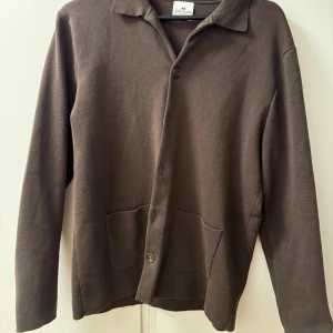 Stickad cardigan John Henric - Riktigt snygg stickad cardigan från John Henric. Storlek M, perfekt till sommarkvällar. Väldigt fint skick, använd runt 5 gånger. Svår att få tag i då den inte säljs längre