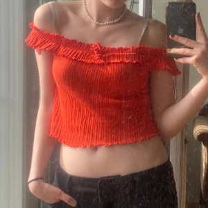 Orange top🧡 - Jättefin och väldigt skön ribbad orange topp!  Kan mötas upp i Sthlm annars står köparen för frakt🧡