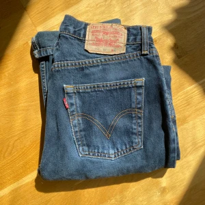 Levis Jeans💙 - Fina och sköna Levis Jeans i modellen 751💙 Straight leg, rätt löst sittande i benen men inte wide leg.  Stl W30 L34 Superbra skick, typ som nya!  Kan mötas upp i Sthlm annars står köparen för frakt❣️