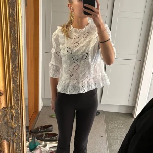 Sommarblus Zara - Hej! Säljer denna så gulliga topp/blus från zara, då jag har flera liknande. Den är nästan helt oanvänd och köpt i Spanien för några år sedan! Perfekt till sommaren❤️❤️kom med prisförslag!