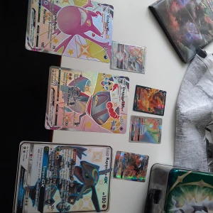 Både gamla och nya pokémonkort  - Crobat vmax, dragapult vmax, Rayquaza,charizard, arceus vstar, gardevoir, azumarill, gyrados,glaceon,nidoran,trevenant, doduo, arceus, pikachu, zapdos electrode, magnrton, magnemite magneton.  Skicka vilket kort du vill köpa så kan vi diskutera pris