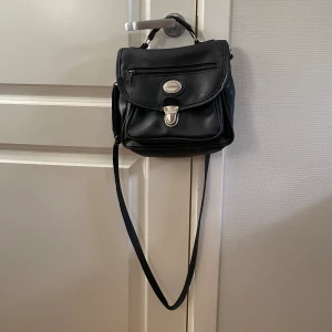 Handväska - Jättefin handväska med löstagbar axelrem. Använt men fint skick.