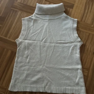 Mjuk Topp  - Vit harmlös topp med hals  Mjuk och skön i silke och angora på 