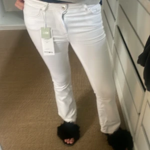 Only jeans - Helt nya only jeans med lappen kvar, slutsålda! nypris: 549 kr mitt pris 399 kr!💕 storlek S och längd 30!