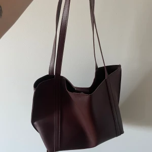 Väska - Säljer denna väska med tillhörande klatsch! Använd få gånger men i fint skick 