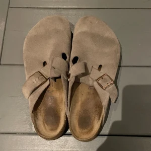 Birkenstock tofflor  - Snygga birkenstock tofflor i storlek 44, ganska slitna där med priset köpta för 1700, priset kan diskuteras