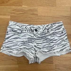 lågmidjade jeansshorts - jättefina lågmidjade jeansshorts med zebramönster! kom privat för mått eller fler bilder💞