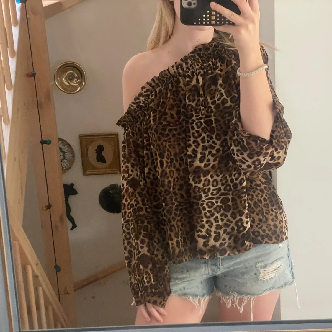 snygg off shoulder leopard blus