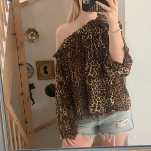 snygg off shoulder leopard blus - Säljer denna superfina leopard blus som tyvärr inte kommit till användning. Köptes second hand, är i mycket bra skick! Aldrig använts av mig 🤗❣️SMUTSIG SPEGEL!