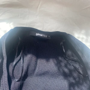 Jätte fin långärmad ribbad tröja!! - Jätte fin ribbad tröja som tyvärr inte kommer till användning längre. Om ni har några frågor eller funderingar kring tröjan är det bara och fråga! Vi kan diskutera om priset också!❤️