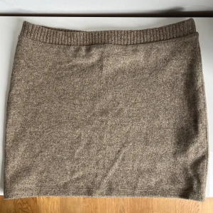 Sommarkjol från Zara - Oanvänd kort kjol från Zara. Färg mullvad.