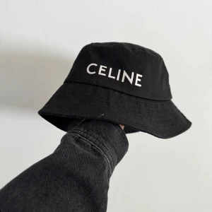 Celine hat - Använd en gång under en veckas semester. Toppen skick.