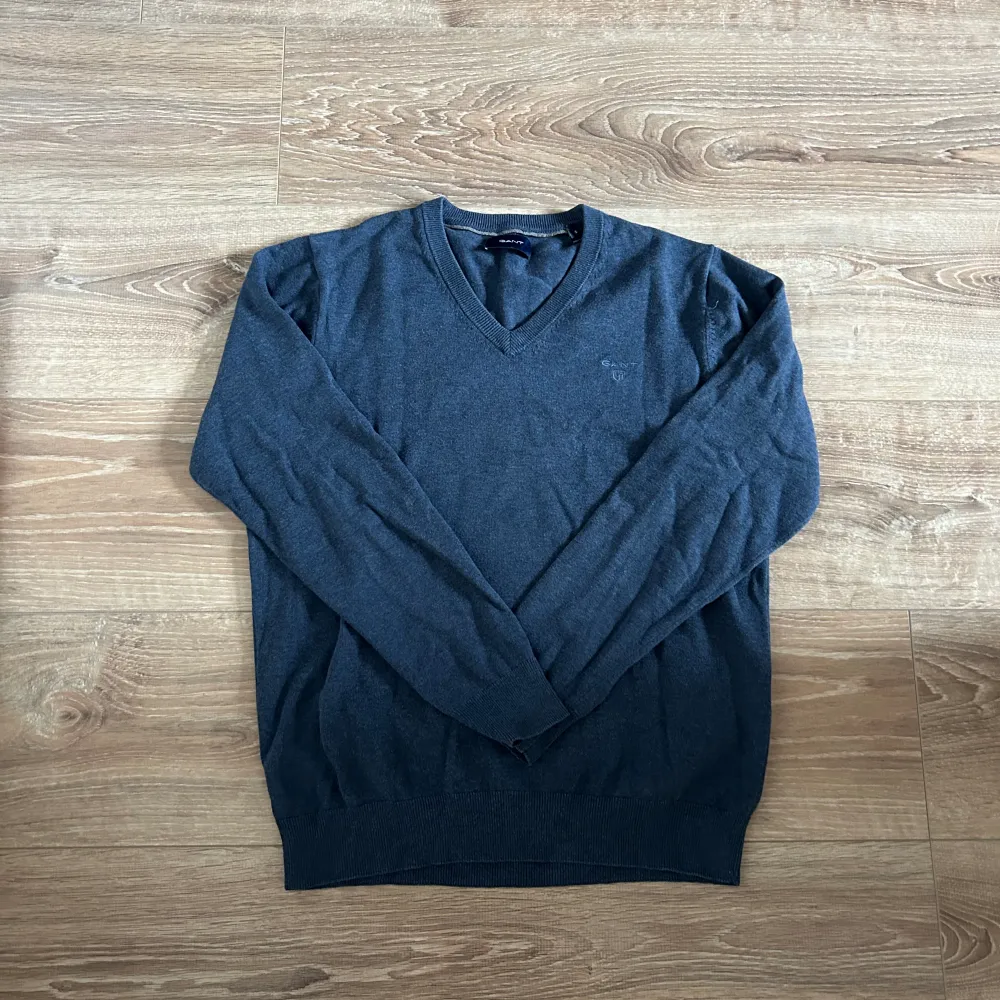 En snygg tröja i toppen skick som passar till det mesta. hör av er vid frågor annars är det fritt fram att använda ”köp nu”.. Tröjor & Koftor.