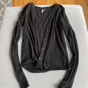 Kofta - Svart kofta från Nelly