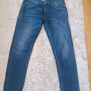 Replay jeans - Tjena säljer nu dessa sjukt snygga jeans med tanke på att storleken inte passat. Använda cirka 2-3 gånger. Skick 9.5/10. Storlek: W31 L30. 