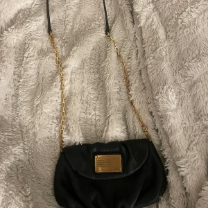 Marc Jacobs - Hejj! Säljer denna vintage Marc jacobs väskan då jag aldrig använder den. skriv för fler bilder💘  pris kan diskuteras vid snabb affär 