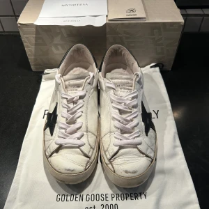 Golden goose - Säljer dessa asfeta golden goose skor  Hyfsat skick. Cond 6/10 Allt og! Samt papper från mytheresa Bara höra av sig vid eventuella frågor!