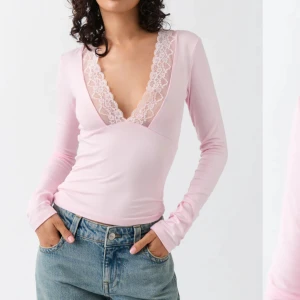 Rosa topp med spets - Helt ny med prislapp på och passar jättebra nu till sommaren!😍 Har bara hängt i garderoben då jag inte fått något tillfälle ännu att använda den. Jätteskönt material och fin passform💞