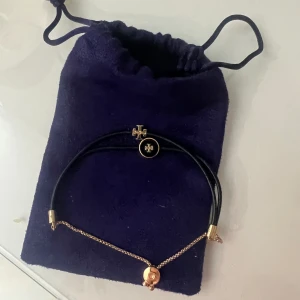 Tory burch armband - Ett armband från tory burch som är superfint i guld! Nypris 1100kr❤️