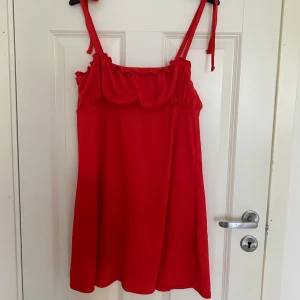Röd kort klänning - Röd kort klänning