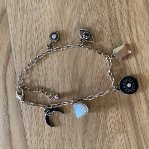 Armband  - Armband med berlocker  Bra kvalité  Frakten ingår i priset 