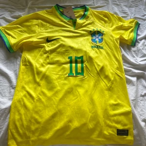 Neymar - Brasilien tröja  - En mycket fin tröja som aldrig är använd med Neymar på ryggen. 