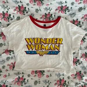 Babytee - En vit t-shirt / babytee med motiv av Wonder Woman från H&M i strl XS!💓