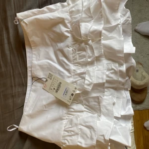 Kjol från zara - Säljer denna supersöta kjolen ifrån zara! Den har inbyggda shorts och är aldrig använda🤗 Storlek S💖