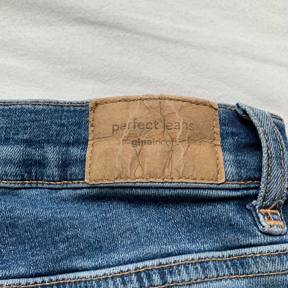 Bootcut lågmidjade jeans från Gina tricot i väldigt bra skick. Nypris 500kr, storlek 32.💗. Jeans & Byxor.