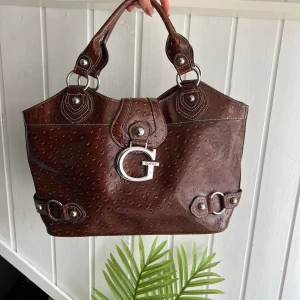 Guess väska - Väldigt fin guess väska i perfekt skick 