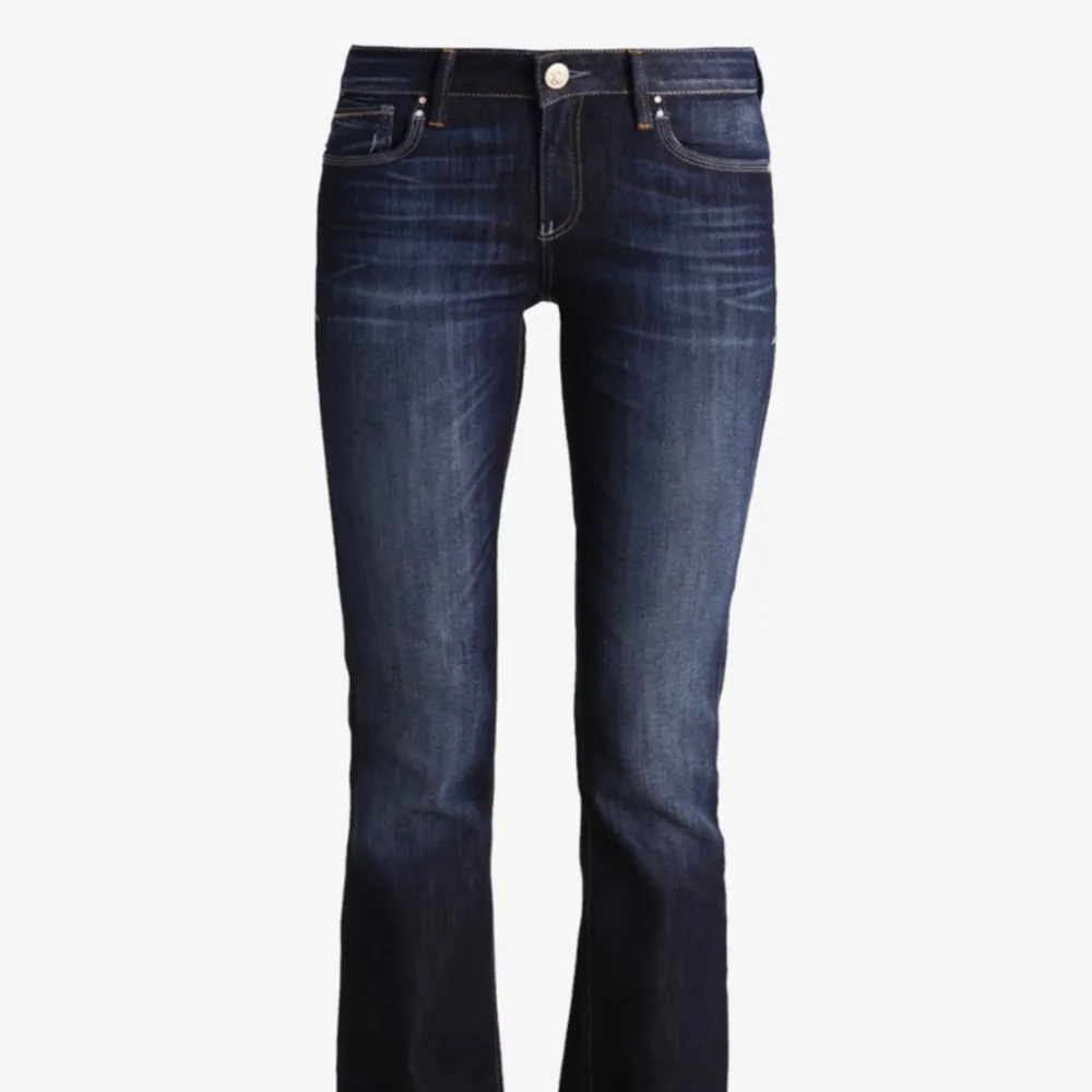 Lågmidjade jeans ifrån zalando, är tyvärr för små för mig! Köpta för 700🩷. Jeans & Byxor.