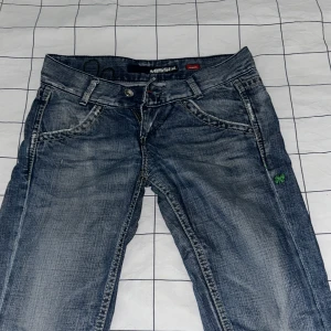 Low bootcut jeans - Säljer dessa super fina byxor som tyvärr inte passar💕Passar bäst för människor i längden 167-180. De är ganska tajta och långa men super snygga🔥🔥
