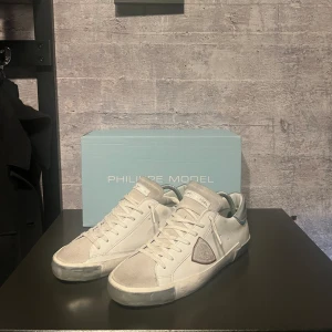 Phlilippe model - Tja, säljer nu dessa Philippe models då jag ej använder dom, strl 42 men passar 43, box tillkommer vid köp! Fler frågor skriv pm! Kan bytas mot lanvin i strl uk 8!