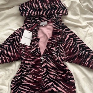 JUICY KOFTA - Jätte bra skick, har aldrig använt!💕 Storlek S! Tyget är jätte mysigt och kan köpas med matchande tröja och byxor💕💋🌹 Priset kan diskuteras✨✨